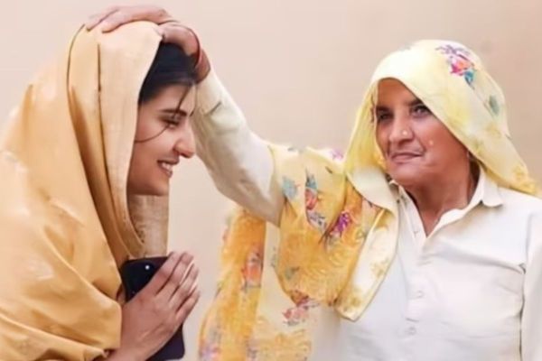 इकरा हसन ने साल 2016 में पहली बार जिला पंचायत सदस्य का चुनाव लड़ा लेकिन उन्हें 