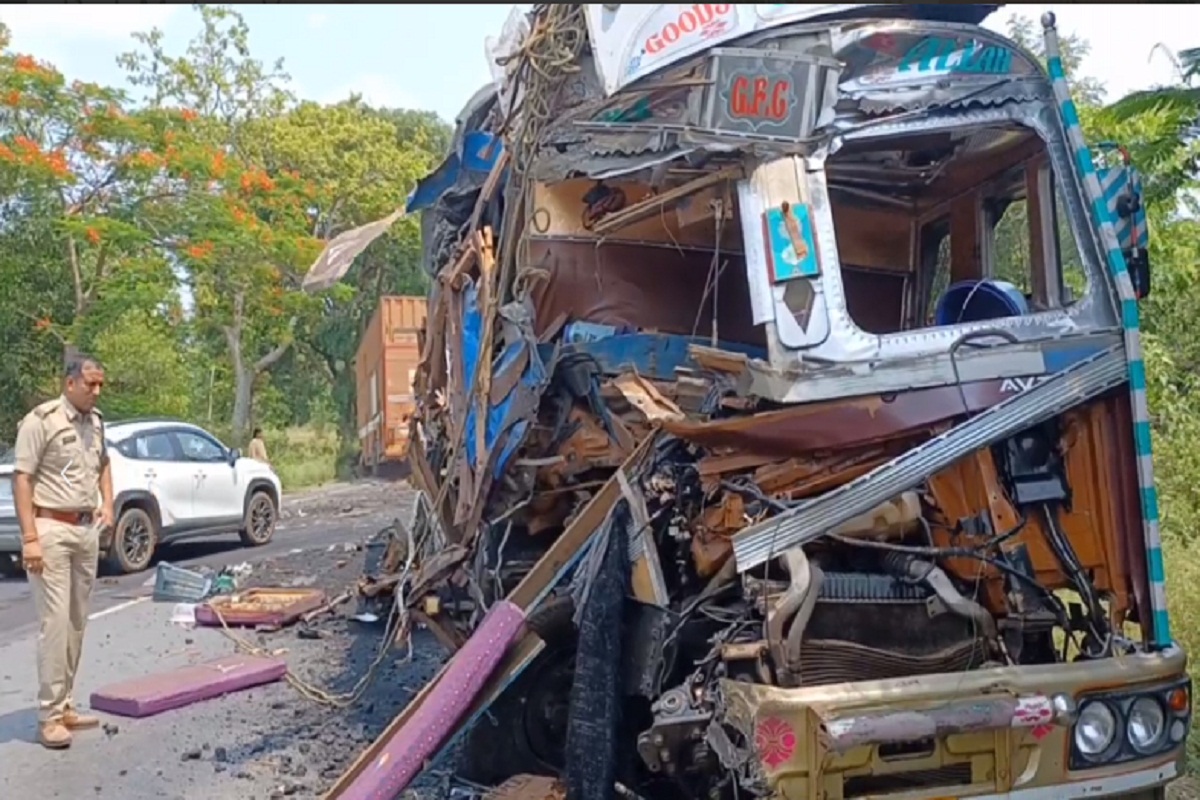 Kondagaon Accident: NH-30 में ट्रेलर व ट्रक में जबरदस्त भिड़ंत, हादसे में एक की
मौत