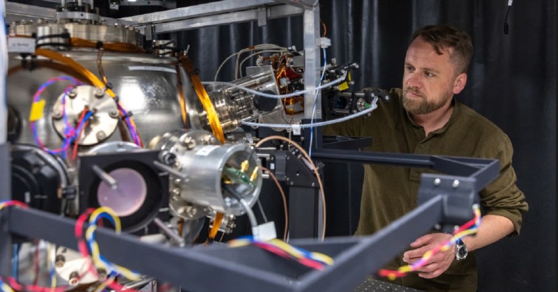 उप-परमाणु उपकरण जमीन के नीचे और पानी के नीचे उन स्थानों को सटीक रूप से इंगित करने में सक्षम होंगे, जहां उपग्रह सिग्नल अक्सर अवरुद्ध होते हैं