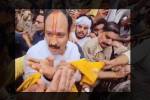 Pandit Pradeep Mishra: पंडित प्रदीप मिश्रा को भीड़ ने घेरा, गमछा खींचा, देखें
वीडियो - image
