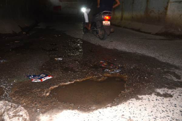 यह कैसा मरम्मत... खराब हिस्से तक को ठीक नहीं कराया गया। वहीं पानी लगातार रिसने से झीटे मारते हुए वाहन आगे बढ़ते हैं।