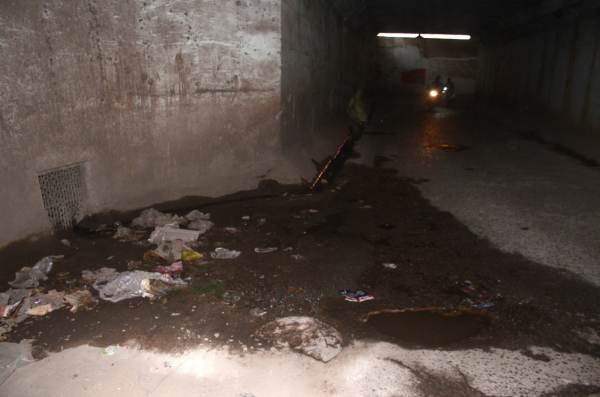 सड़क उखड़ रही है, कई जगह गड्ढों में तब्दील है।