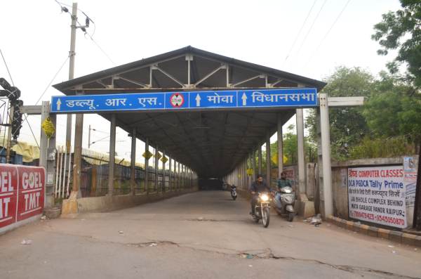 सावधान... ये रेलवे की पंडरी मोवा अंडरब्रिज है, जरा बचके...