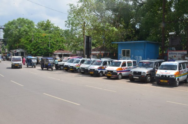 आंबेडकर अस्पताल के पास एंबुलेंस के पार्किंगस्थल के पास ही ऑटोवाले अपने वाहन खड़े करते हैं।