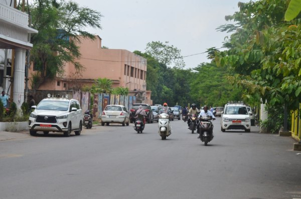 कचहरी चौक मल्टीलेवल पार्किंग के पास पार्किंगस्थल होने के बाद लोग अपनी गाड़ियों को सड़क पर खड़ी कर देते हैं