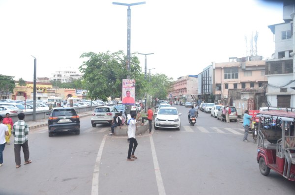 गांधी मैदान के पास पार्किंगस्थल होने के बाद लोग अपनी गाड़ियों को सड़क पर खड़ी कर देते हैं।