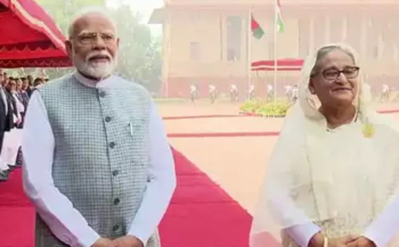 Indian PM Narendra Modi with Bangladeshi PM Sheikh Hasina