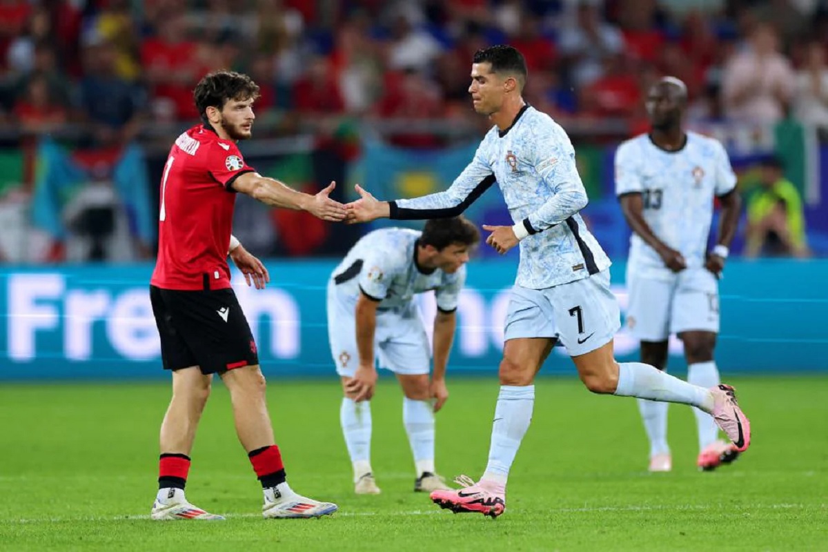 EURO 2024: रोनाल्डो को बड़ा झटका, जॉजिया ने पुर्तगाल को हराकर किया टूर्नामेंट के
इतिहास का सबसे बड़ा उलटफेर
