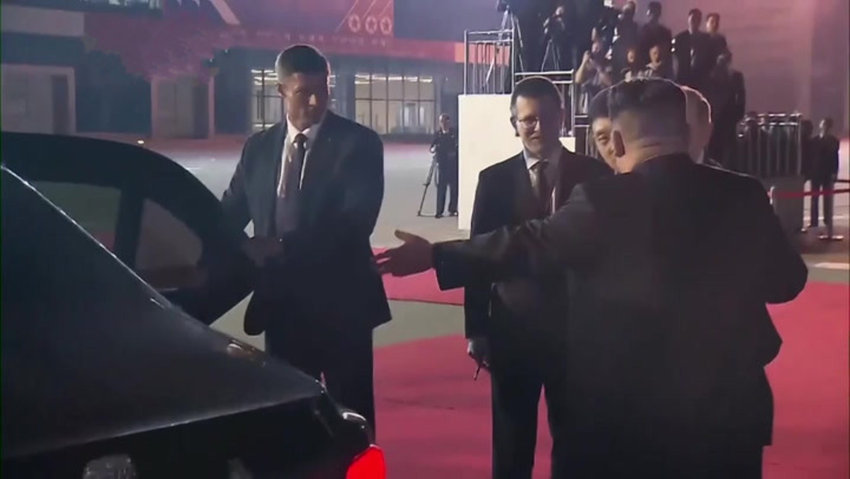 Vladimir Putin and Kim Jong Un both insist each-other to sit in car first