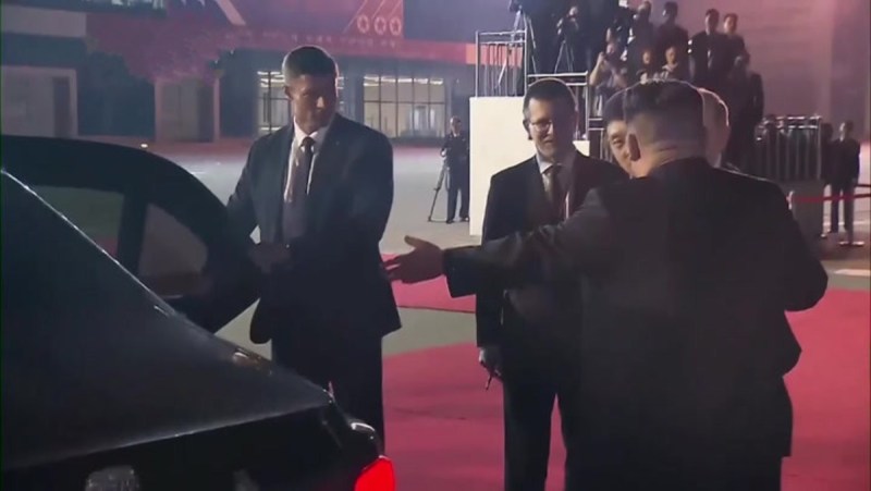Vladimir Putin and Kim Jong Un both insist each-other to sit in car first