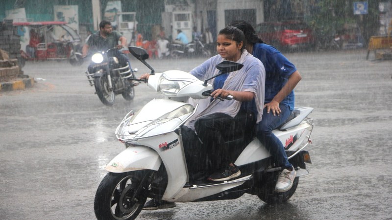 Today there will be a storm with a speed of 60 km per hour and rain along with it.