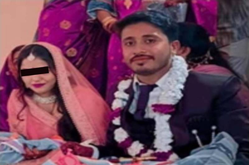 UP groom throws beautiful bride