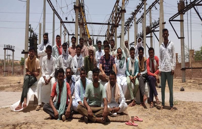 राजियासर : ट्यूबवैल की बिजली सप्लाई चालू नहीं होने से आक्रोशित किसानों ने जीएसएस पर लगाया धरना