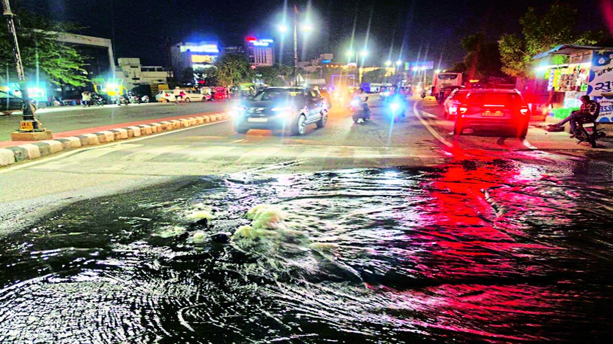 बारिश से पहले उफना सीवरेज, वैशालीनगर में बहा गंदा पानी