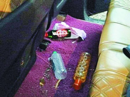 सागर. पुलिस द्वारा जब्त कार में पड़ी बीयर की बोतल