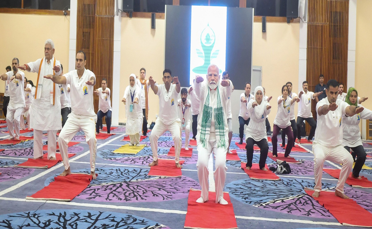 international yoga day : पीएम मोदी के नेतृत्व में योगाभ्यास कार्यक्रम
