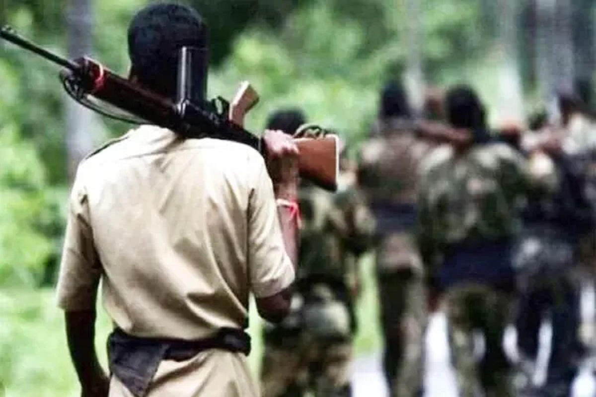 CG Naxal News: नक्सलियों ने हेड कांस्टेबल का रेता गला, 1 ग्रामीण को मारा, शव
फेंका सड़क पर