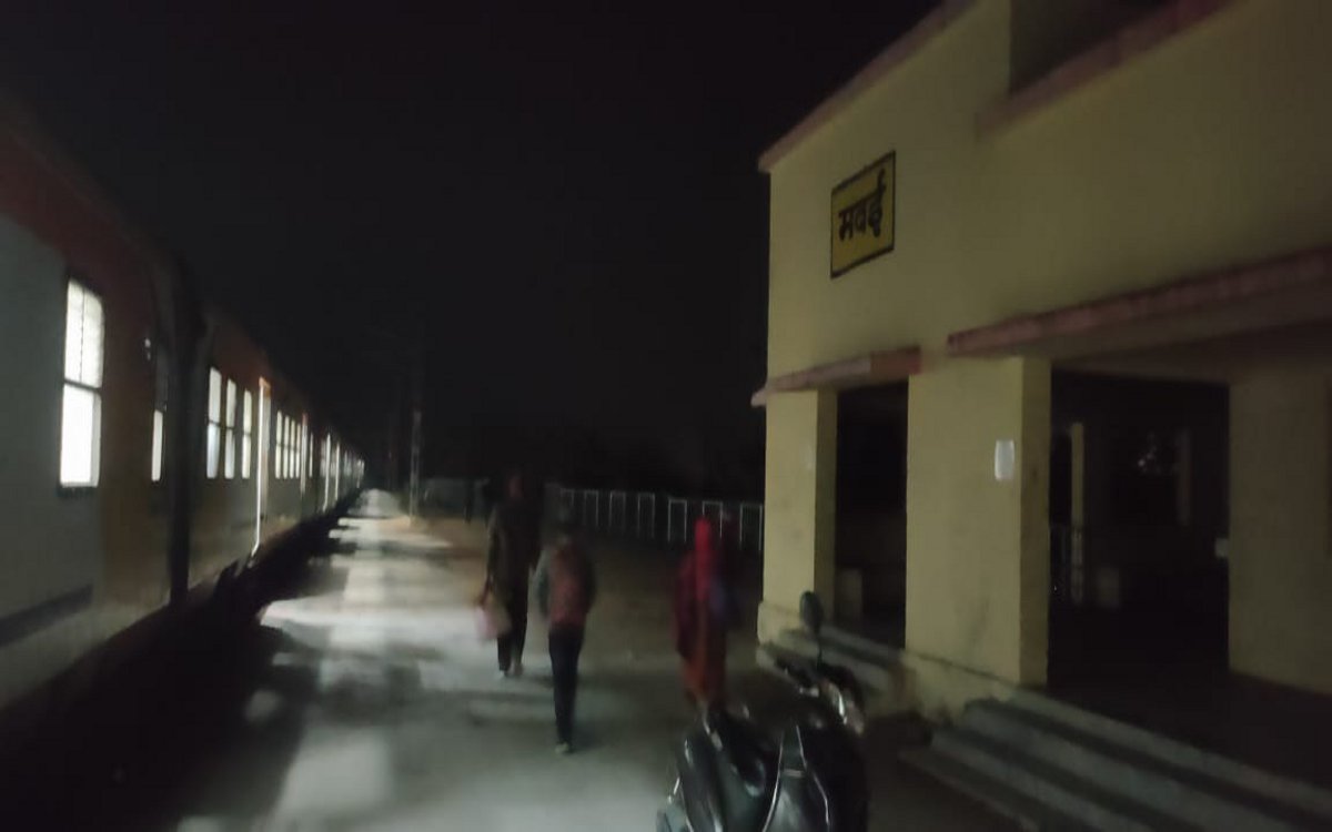 मवई रेलवे स्टेशन पर छाया अंधेरा