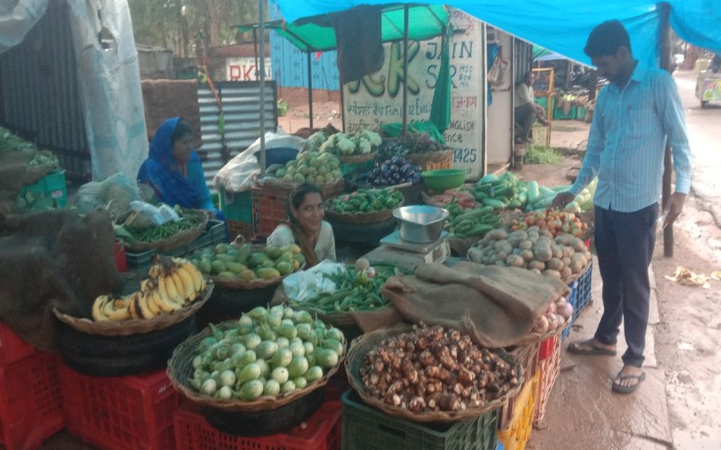 कुंवरीपुरा रोड पर सब्जी दुकान