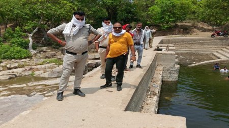 टीकमगढ़। बरीघाट पर पहुंची पुलिस की टीम।