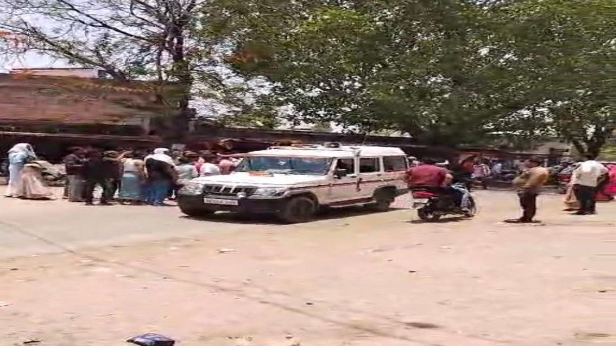 टीकमगढ़: आरोपियों को पकड़ कर ले जाती पुलिस।