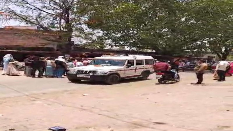 टीकमगढ़: आरोपियों को पकड़ कर ले जाती पुलिस।