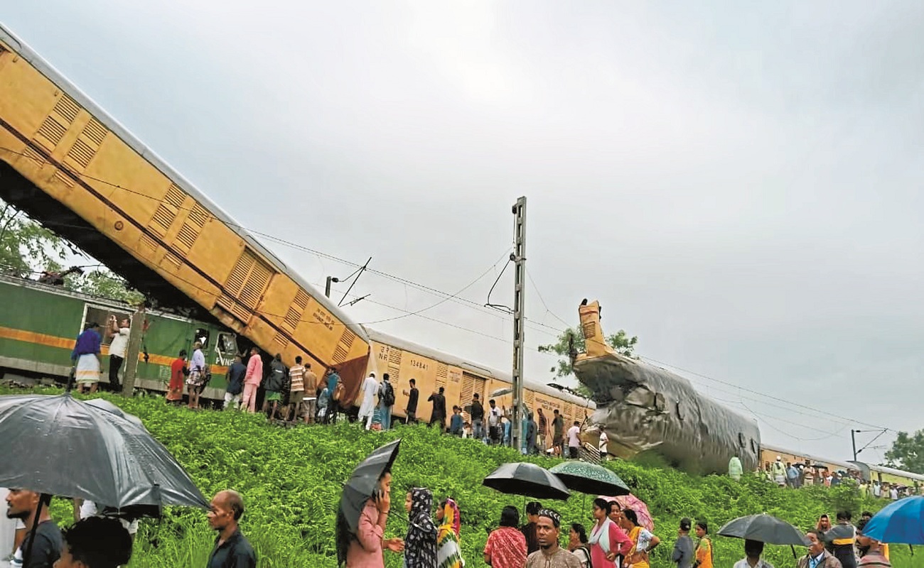 West Bengal Train Accident : मालगाड़ी ने कंचनजंगा एक्सप्रेस को मारी टक्कर,
मालगाड़ी के इंजन पर चढ़ी बोगी