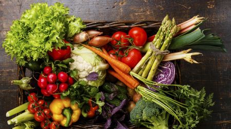 Vegetable rate प्याज के दामों ने फिर से आंसू निकालना शुरू कर दिया है वहींं टमाटर भी फिर से महंगा होने को बेताब है। हरी सब्जियों के दाम लोगों की पहुंच से बाहर हो रहे हैं। इनके दाम बढऩे की बड़ी वजह मौसम