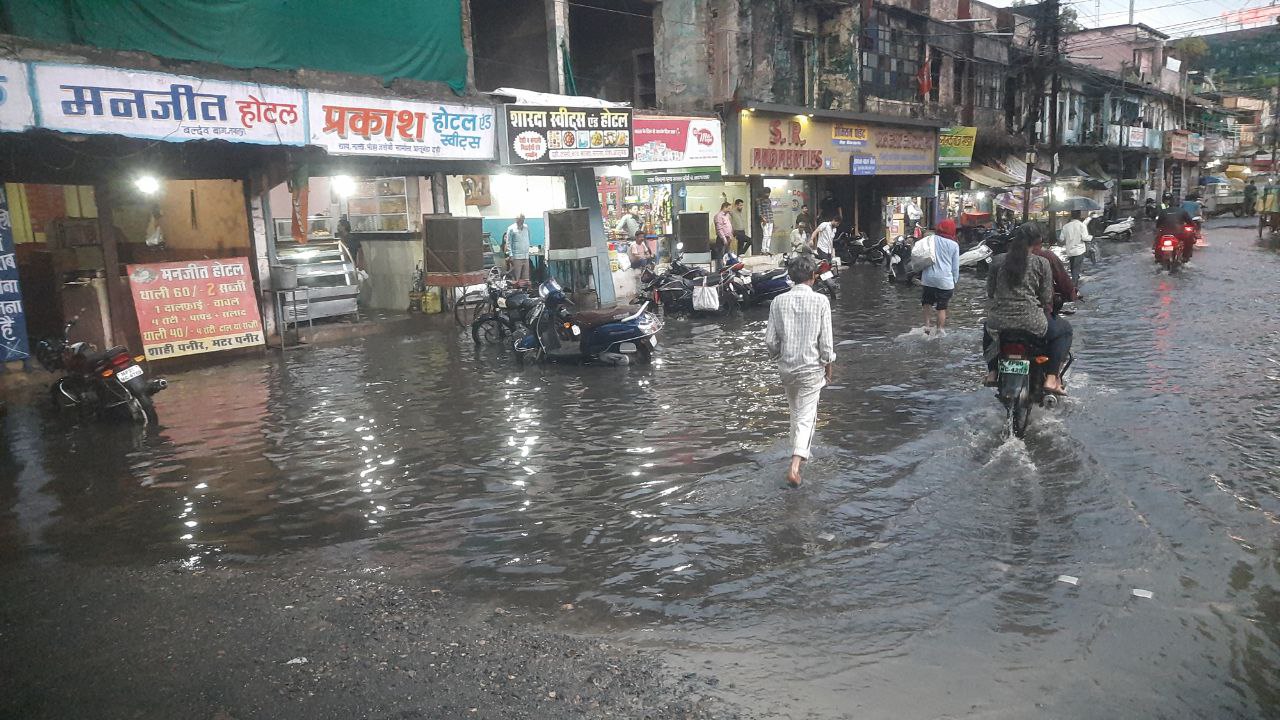 तालाब-नालों का कैचमेंट एरिया लील गया अतिक्रमण, अब सड़कें बन रहीं तालाब