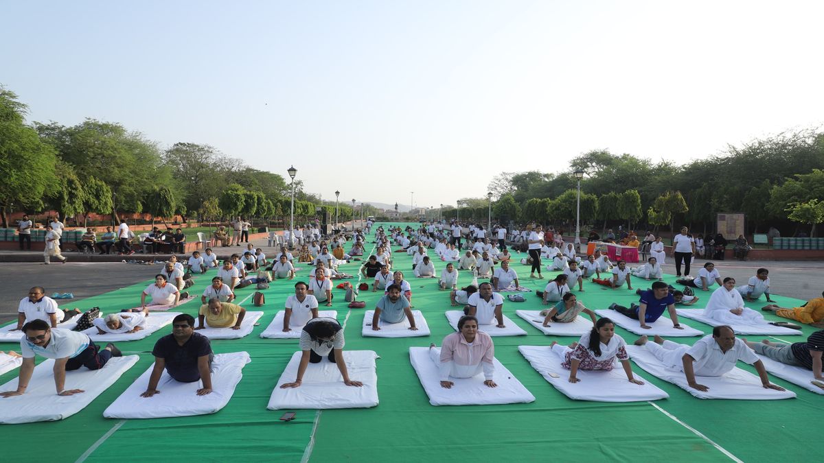 Yoga for Life के कॉन्सेप्ट को कर रहे फॉलो, सुबह शाम हो रहा योगाभ्यास