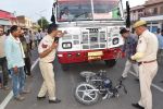  बेकाबू बस ने बाइक को चपेट में ले लिया। हादसे में एक परिवार के चार जनों की मौत - image