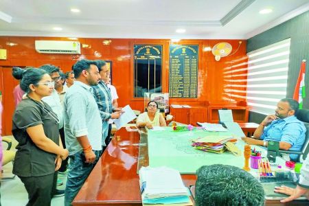 होटल में चिकित्सकों की सीएमई (कार्यशाला) के बाद हुई तोड$फोड़ व मारपीट की घटना के मामले में चिकित्सकों में भी रोष गहरा गया है। व्यापार महासंघ ने रविवार को पुलिस से कार्रवाई की मांग के बाद सोमवार को सेवारत चिकित्सक संघ ने भी कलक्टर व पुलिस अधीक्षक को ज्ञापन दिया।