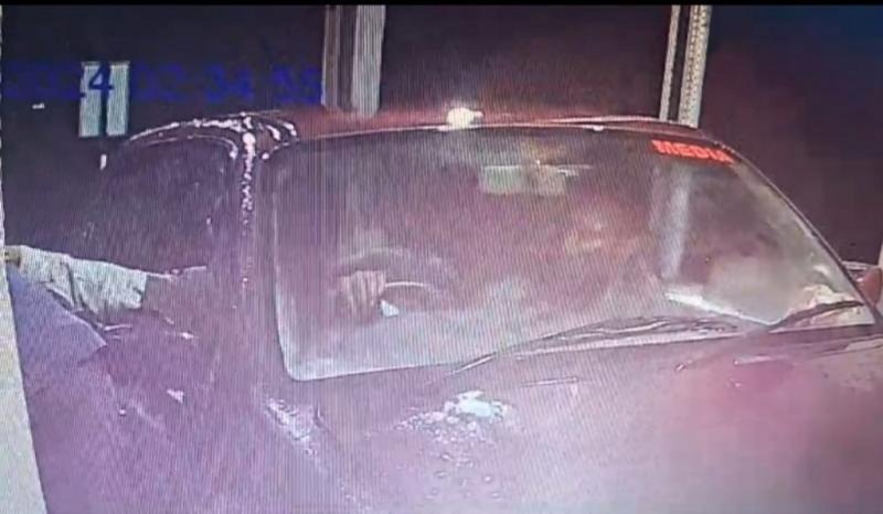 खड़ी कार ले गए चोर