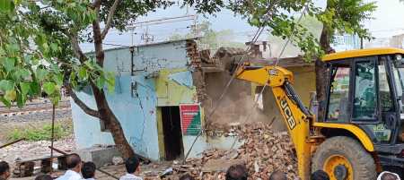 Even after the lease ended, shops were operating by occupying railway land