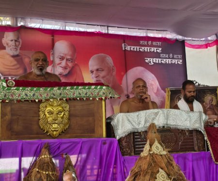 पारसनाथ जैन मंदिर कटरा के फर्श पर धर्मसभा का आयोजन