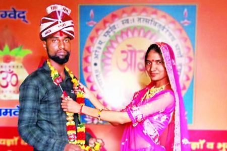 बारां जिले के हरनावदाशाहजी थाना क्षेत्र में एक साल पहले प्रेम विवाह करने वाली युवती की ऑनर किलिंग का मामला सामने आया है। हरनावदाशाहजी स्थित बैंक में गुरुवार दोपहर पति के साथ रुपए निकलवाने आई युवती का उसके परिजन अपरहण करके गांव ले गए। रास्ते में उसकी हत्याकर उन्होंने शव को मुक्तिधाम में जला दिया। सूचना मिलने पर मौके पर पहुंची और जलती चिता से अधजला शव बाहर निकाला। युवती का अपहरण बारां जिले में और हत्या कर शव झालावाड़ जिले में जलाने की घटना के बाद दोनों जिलों के एसपी मौके पर पहुंच गए।