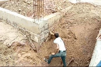 पहली बारिश ने खोली निर्माण की पोल, निर्माणाधीन स्कूल भवन की दीवार धंसी… देखें
वीडियो…