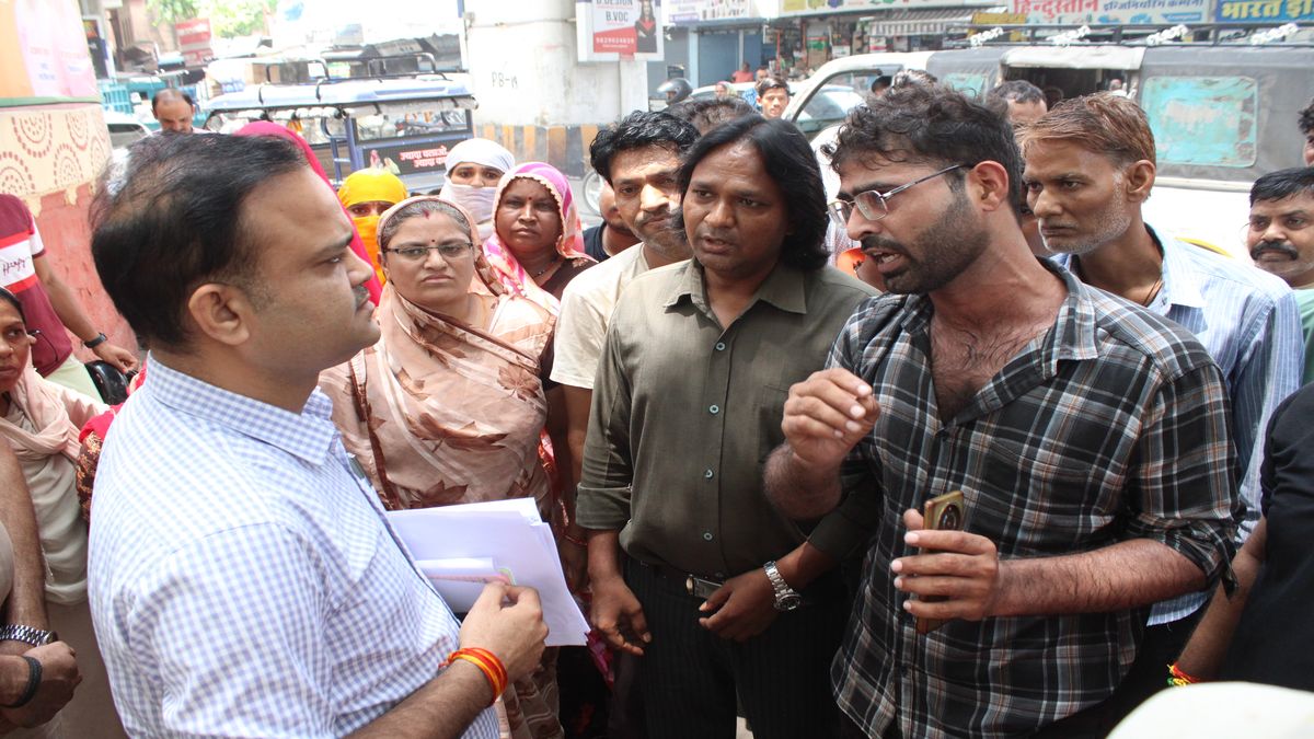 चूडी बाजार रेहड़ी-ठेला संचालकों ने किया प्रदर्शन ,आयुक्त की कार का घेराव