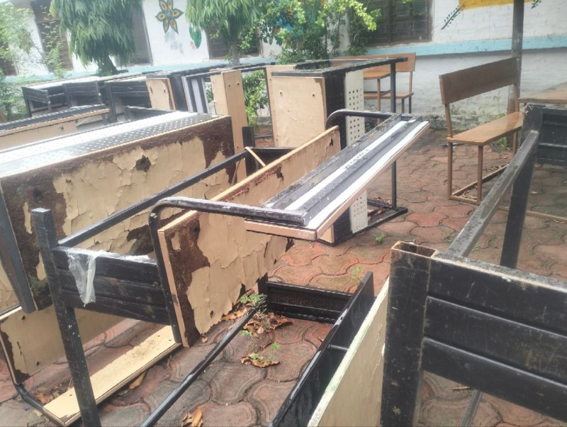 सीएम राइज स्कूल का फर्नीचर खुले में रखा, बारिश में हो रहा कबाड़