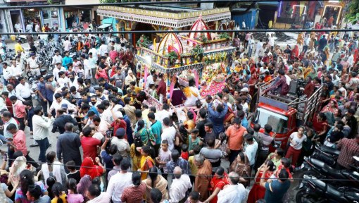 भगवान जगन्नाथ फूलों से सजे रथ में विराजे