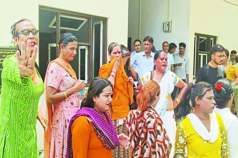 कार्य क्षेत्र पर मालिकाना हक के मामले को लेकर किन्नर समाज के दो गुटों में विवाद होने के बाद मामला थाने पहुंच गया। कोतवाली में मंगलवार दोपहर दोनों पक्षों के करीब एक दर्जन किन्नर व उनके परिचित आदि की भीड़़ पहुंच गई। बाद में एक पक्ष की ओर से लिखित में परिवाद किया गया। इस पर समझाइश कर मामला शांत किया गया।