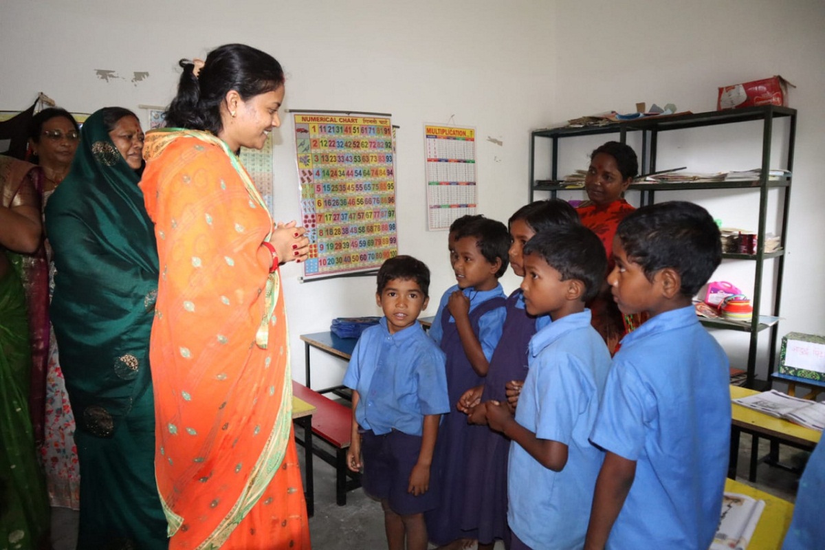 Chhattisgarh News: मंत्री लक्ष्मी राजवाड़े का जशपुर दौरा…“एक पेड़ मां के नाम”
अभियान के तहत किया पौधारोपण, बच्चों का जाना हालचाल…देखें photos
