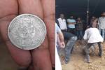 मकान की खुदाई में निकले बेशकीमती चांदी के सिक्के, लूटने वालों की लगी भीड़ - image