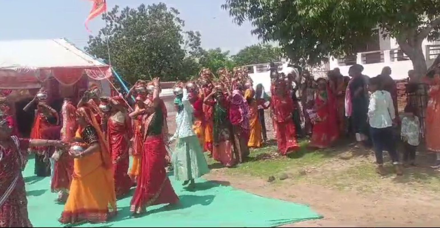 गाजे-बाजे से निकाली कलश यात्रा