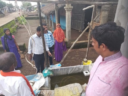 डेंगू मरीज मिलने पर लार्वा सर्वे करते विभागीय कर्मी।
