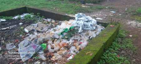 कार्यक्रम के बाद छोड़ दिया कचरा व खाद्य सामग्री।