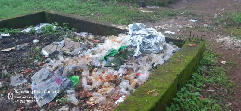 कार्यक्रम के बाद छोड़ दिया कचरा व खाद्य सामग्री।