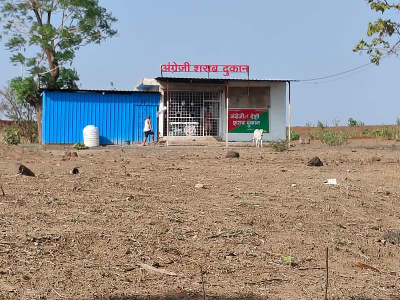 प्रधानमंत्री आवास में शराब दुकान