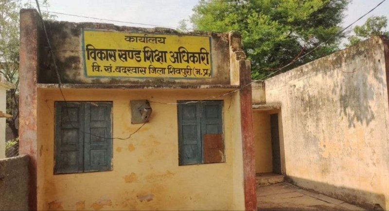 शिक्षा का अधिकार अधिनियम के तहत भले ही सभी स्कूलों में शिक्षकों की पर्याप्त व्यवस्था करने के निर्देश दिए गए हैंं, लेकिन बदरवास विकासखंड में शिक्षण सत्र को प्रारंभ हुए लगभग एक माह हो गया है, फिर भी शिक्षा व्यवस्था चारों खाने चित्त है।