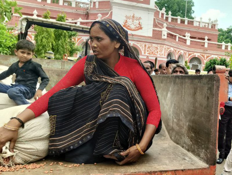 जब किसान अपने खेत पर मूंगफली का बीज लेकर बुबाई करने पहुंचा तो उसे खेत पर जाने से रुकवा दिया गया। ऐसे में उसने अपने खेत के लिए जो मूंगफली का बीज खरीदा था, वह भी खराब होगा,